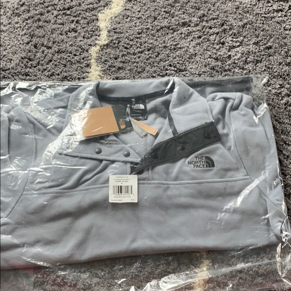 Men’s north face pull over